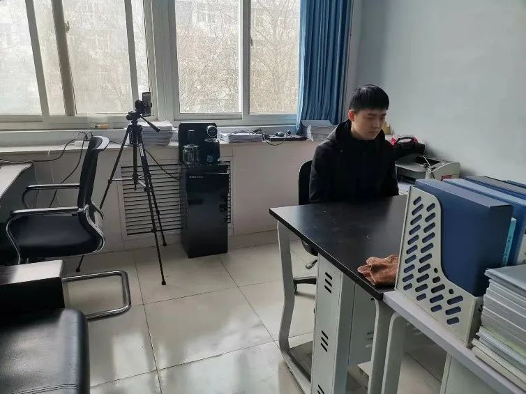 图片包含 室内, 窗户, 桌子, 笔记本描述已自动生成